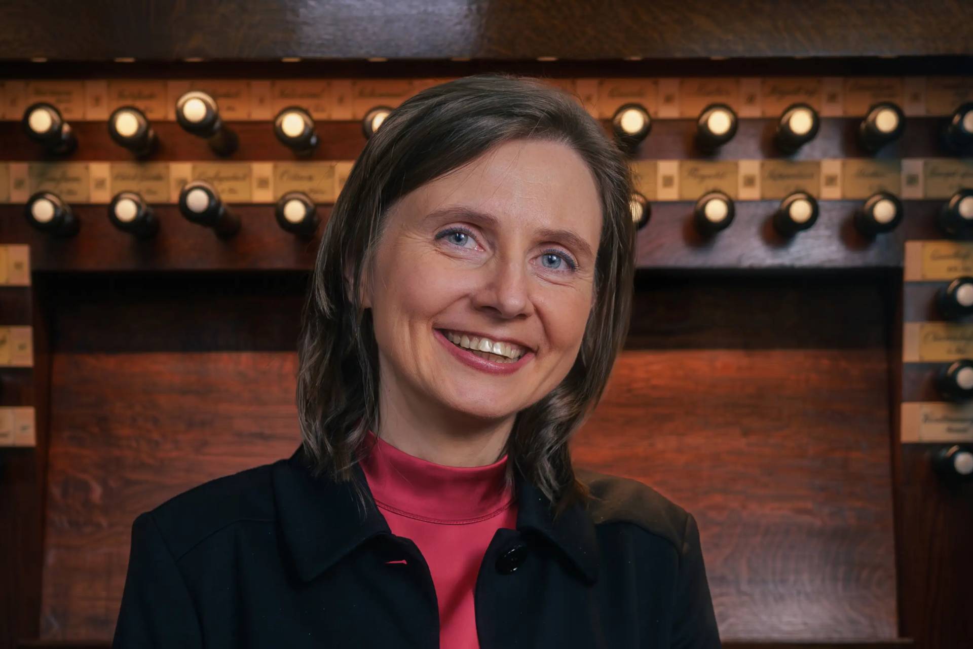 Portrait von Anna Pikulska vor der Orgel in Waltershausen