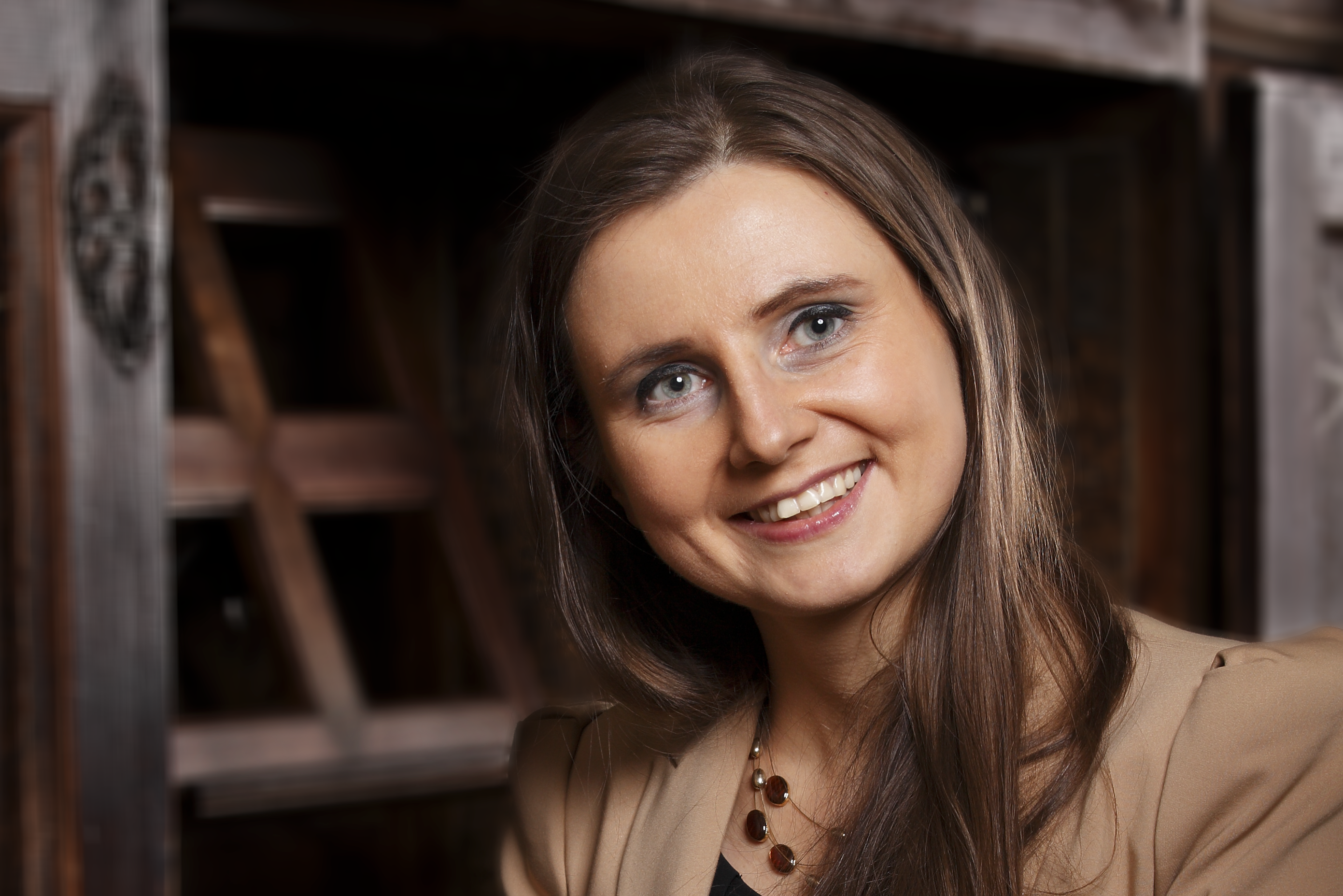Portrait von Anna Pikulska vor der Orgel in Waltershausen